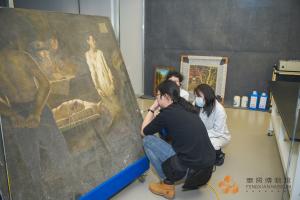 把“手术台”搬进展厅？快来奉贤博物馆“监工”油画修复全过程！