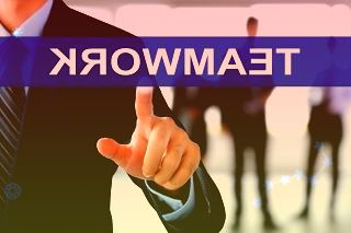 ST基础：物业业务分部主要指公司子公司海南海航物业管理股份有限公司等相关