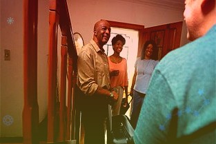 中国巨石：公司现有玻纤产能规模超240万吨